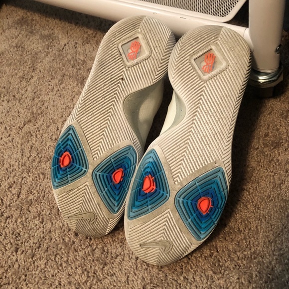 COPY - Nike Kyrie 3 Ivory Very clean! - Picture 3 of 3